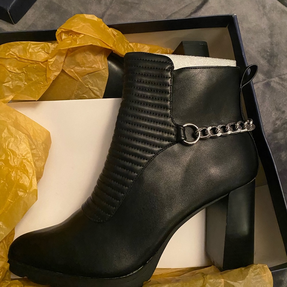 Adrienne Vittadini AV-NILES ankle boots 4 inch heel black with chain. Size 11